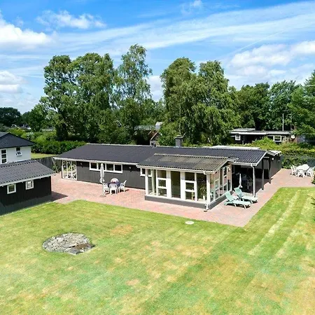 Lovely On A Plot, Only 500 Meters From The Water, Casa de Férias Glesborg